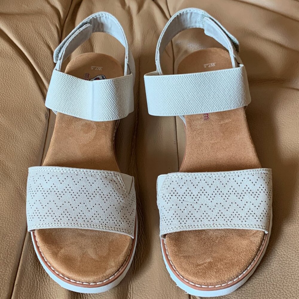 BOB'S FROM SKECHERS MEMORY FOAM TAUPE/TAN SANDALS, EUC, 7.5 WIDE